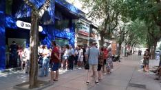 Varios abonados han acudido este jueves al club para cambiar de asiento en El Alcoraz.