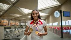 Salma Paralluelo, sonriente, con las dos medallas de oro que conquistó en el FOJE de Bakú.