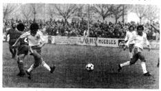 Momento en el que Juanjo, a pase de Barrachina, anotó el 0-1 en el partido Calahorra-Real Zaragoza de Copa en 1979 en el campo de La Planilla. La foto ilustró la crónica de HERALDO DE ARAGÓN sobre aquel partido.