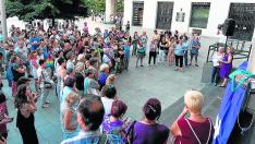 Un momento de la concentración de repulsa celebrada este martes en la plaza de España de Zaragoza.