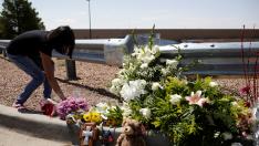 A woman places flowers at the site of a mass shooting where 20 people lost their lives at a Walmart in El Paso, Texas, U.S. August 4, 2019. REUTERS/Jose Luis Gonzalez [[[REUTERS VOCENTO]]] TEXAS-SHOOTING/