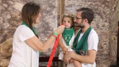 Los niños pueden acercarse a besar la medalla de San Lorenzo en su basílica.