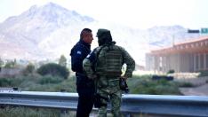 Elementos de la Guardia Nacional y policías municipales vigilan en los alrededores del río Bravo.