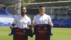 Ivi López y Cristo González, con las camisetas de la SD Huesca.