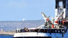 El barco de Open Arms espera con 134 migrantes a bordo frente a las costas de Lampedusa.