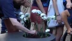 Barcelona homenajea a las víctimas del 17A con flores