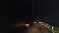 Desprendimiento de piedras en la carretera de Salinas a Plan la pasada noche.
