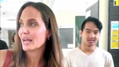 Angelina Lolie con Maddox, su hijo mayor, del que se va a separar porque va a la universidad en Seúl.