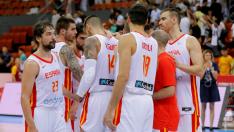 Los jugadores de la selección española de baloncesto se congregan tras caer en el amistoso ante Rusia.