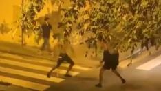 Varios jóvenes se vieron involucrados en una pelea con catanas y palos en plena calle en el barrio de Horta, en Barcelona. Según indica uno de ellos, el conflicto se inició porque un joven en estado de embriaguez trató de entrar un garaje okupado y los chicos que se encontraban en él le impidieron el paso.