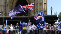 Manifestantes anti 'brexit' se concentran frente al Parlamento británico.