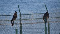 Más de cien migrantes entran en Ceuta saltando su doble valla.