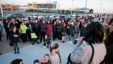 Concentración de las familias de La Puebla de Alfindén, el pasado febrero, para exigir que se termine de construir el instituto de la localidad.