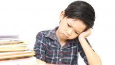Niño triste por hacer los deberes