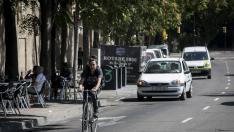 Una ciclista circula entre coches por la calle Asalto.