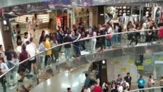 Cientos de jóvenes (y algún padre) guardan una larga fila en el centro comercial El Caracol de la capital aragonesa para conseguir una entrada para el concierto de Anuel, que se celebrará las próximas Fiestas del Pilar.