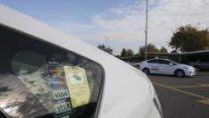 Cooperativa del taxi. el primer taxista de Zaragoza que va a llevar un desfibrilador en el coche y con el que se lo ha puesto y zona videovigilada / 16-11-2018 / FOTO: GUILLERMO MESTRE [[[FOTOGRAFOS]]]