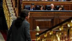El líder de Unidas Podemos, Pablo Iglesias, pasa ante los miembros del Gobierno Pedro Sánchez (4d), Carmen Calvo (3d) y los ministros Josep Borrell (2d) y Dolores Delgado (d)