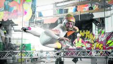 Aldo Comas, uno de los promotores de la instalación, en el túnel de viento que abrirá en Zaragoza