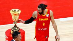 Basketball - FIBA World Cup - Final - Argentina v Spain - Wukesong Sport Arena, Beijing, China - September 15, 2019 Spain's Ricky Rubio next to the FIBA World Cup trophy REUTERS/Thomas Peter [[[REUTERS VOCENTO]]] BASKETBALL-WORLDCUP-ARG-ESP/