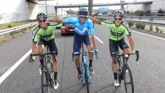 Sergio Samitier, Jorge Arcas y Fernando Barceló, sonrientes en la última etapa de la Vuelta.