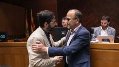 Felipe Faci, a .la derecha, saluda a un miembro de la comisión de Educación de las Cortes ante la que ha comparecido este martes.