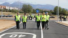 El presidente del Gobierno de Aragón junto al alcalde Huesca y otras autoridades recorren el nuevo vial.