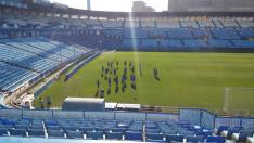 La plantilla del Real Zaragoza, al inicio del entrenamiento extraordinario de este jueves en el estadio de La Romareda.