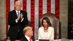 Mike Pence aplaude a Trump en presencia de Nancy Pelosy