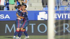 Okazaki se abraza con Sergio Gómez tras marcar el gol al Girona.