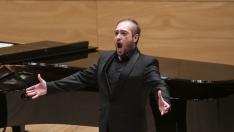 Pablo Puértolas, ayer, durante su actuación en la sala Luis Galve