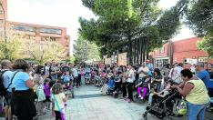 Protesta a las puertas del colegtio Alborada, el martes, a la que asistieron unas 200 personas.