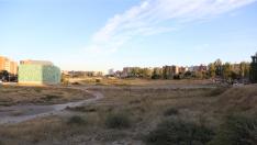 Vista de los suelos del futuro parque equipado de La Almozara, junto a la avenida Ciudad de Soria.