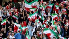 Las mujeres asisten por primera vez desde 1979 a un partido de fútbol en Teherán