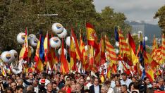 Miles de personas se manifiestan en Barcelona en el Día de la Hispanidad.