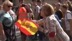 En medio de las protestas contra la sentencia a los presos del Procés ante la delegación del Gobierno de la Generalitat en Tarragona, se ha producido un incidente con una mujer que ha acudido con una bandera de España. Uno de los participantes en la protesta se la ha arrebatado mientas la mujer increpaba a los manifestantes. Al intentar recuperarla, la mujer ha agarrado al hombre de la mochila y éste la ha tirado al suelo con el brazo.