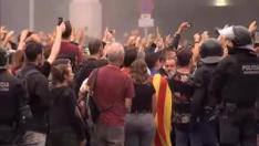 La Generalitat justifica la carga de los Mossos para "garantizar la seguridad de los manifestantes y usuarios"