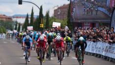 Llegada al esprint de la tercera etapa de la Vuelta Aragón, Huesca-Zaragoza, de 2019