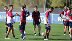 Javi Galán mira al frente durante un entrenamiento.