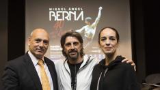 César Romero, Miguel Ángel Berna y Manuela Adamo, en la presentación del espectáculo