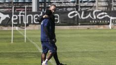 Víctor Fernández en un vis a vis, a solas, con James Igbekeme en el campo de entrenamientos del Real Zaragoza.