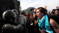 Un grupo de manifestantes se enfrentan a militares en Santiago de Chile