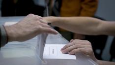 Votación en un colegio electoral de Zaragoza el pasado 28 de abril.