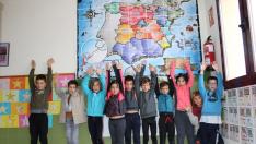 Alumnos del colegio Moncayo de Tarazona junto al mapa del proyecto 'El camino de PiEFcitos'.