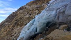 Los investigadores en el glaciar a principios de octubre. Los acompañó un equipo del programa Informe Semanal de TVE.