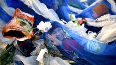 Recreación de una ola de residuos plásticos durante una manifestación contra la crisis climática