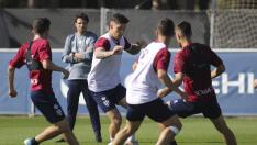 Cristo González conduce el balón entre dos rivales en un entrenamiento de esta semana.