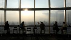 Personas tomando café este viernes en el mirador de la Torre Mori en Roppongi Hills, en Tokyo.