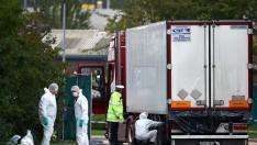 La policía británica, investigando en el camión donde se produjo la tragedia.