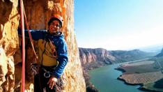 El montañero fallecido, Fernando Sánchez Grassa, durante una escalada en Mezalocha.